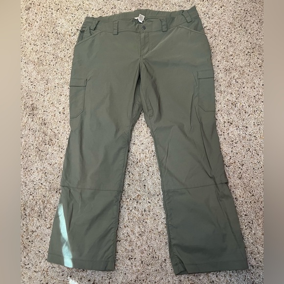 Duluth Trading Co Pants - Duluth Trading Women’s fast dry cargo pant, Capri, green.